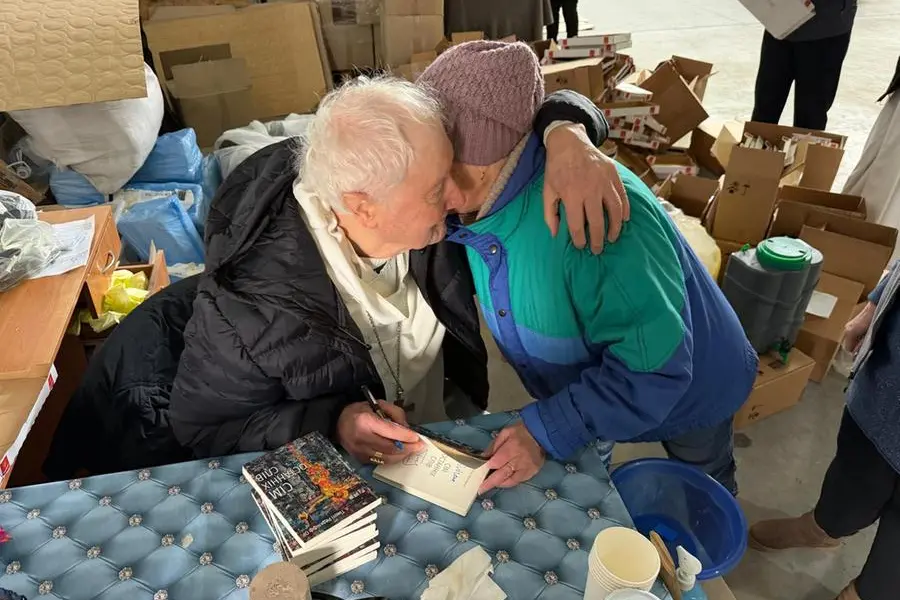 Il cardinale Radcliffe abbraccia una signora di Kherson.