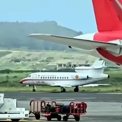 Il decollo del Falcon del re Felipe con a bordo papa Leone