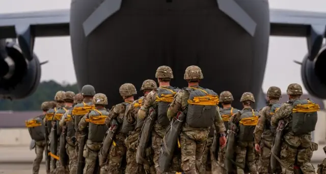 Trump invia paracadutisti in Medio Oriente: cresce l’escalation con l’Iran