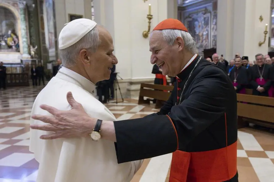 Papa Leone XIV con il cardinale Matteo Zuppi, presidente della Conferenza Episcopale Italiana (CEI) nella Basilica di Santa Maria degli Angeli, ad Assisi, il 20 novembre 2025.