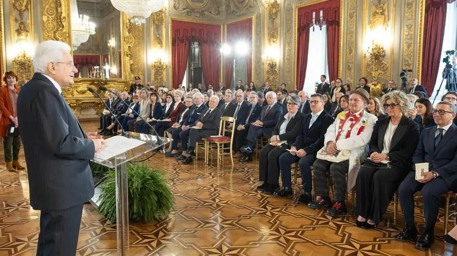 Mattarella consegna al Quirinale 31 onorificenze dell’Ordine al Merito