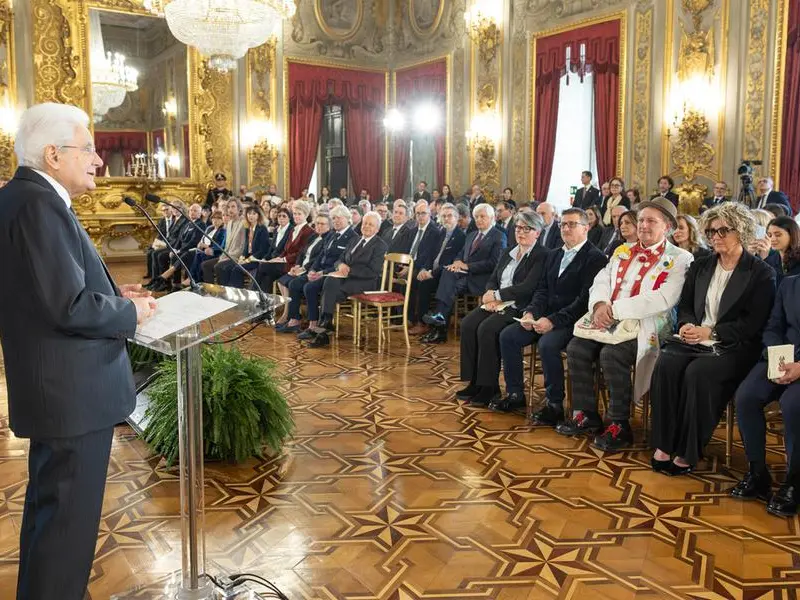 Mattarella consegna al Quirinale 31 onorificenze dell’Ordine al Merito