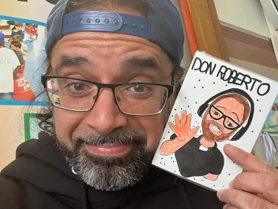 Don Roberto Fiscer, il prete star dei social: «La Chiesa deve parlare il linguaggio dei ragazzi»