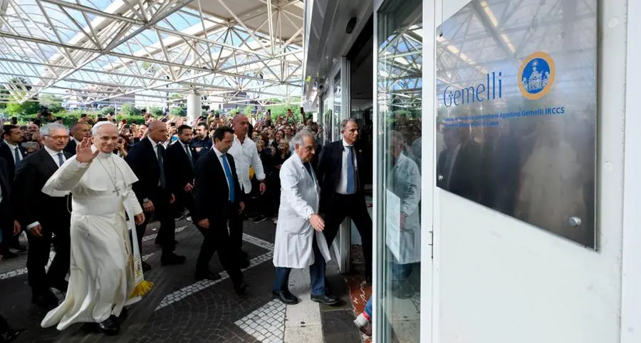 Il Papa della Magnifica Humanitas in ospedale e quelle foto generate con l’AI che si “intrufolano” nella sua stanza