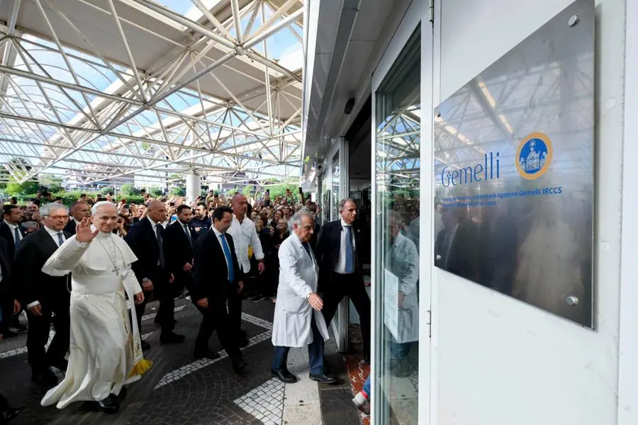 Papa Leone XIV entra al Policlinico Gemelli, le immagini scattate nei contesti che si vedono in questo servizio, sono le uniche reali al momento disponibili sul ricovero del Papa. , ANSA