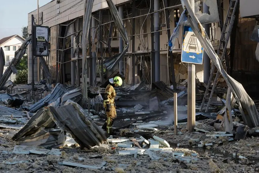 Soccorritori al lavoro tra le macerie di Kiev dopo il massiccio attacco russo della notte. I raid hanno causato almeno 13 morti e oltre 100 feriti in diverse citt\\u00E0 dell\\'Ucraina. , EPA