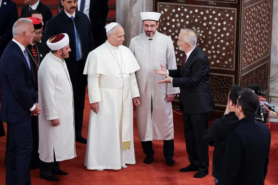 Il Papa durante la visita alla Moschea Blu di Istanbul , REUTERS