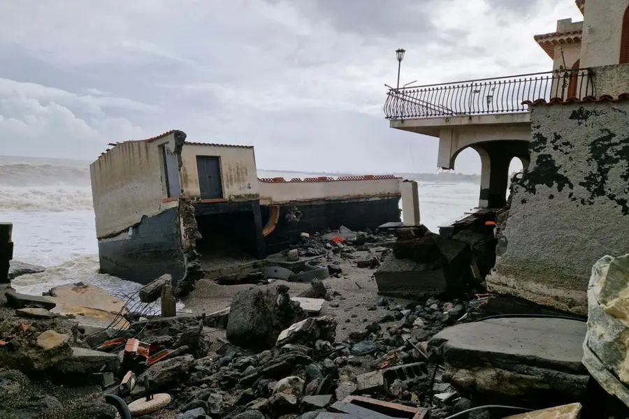 Case distrutte sul lungomare di Mascali in seguito al passaggio del Ciclone Harry sulla costa siciliana a Mascali (Catania) , ANSA