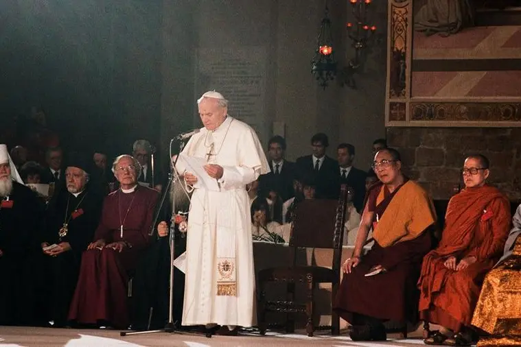 Papa Giovanni Paolo II durante l\\'Incontro interreligioso di Assisi il 27 ottobre 1986