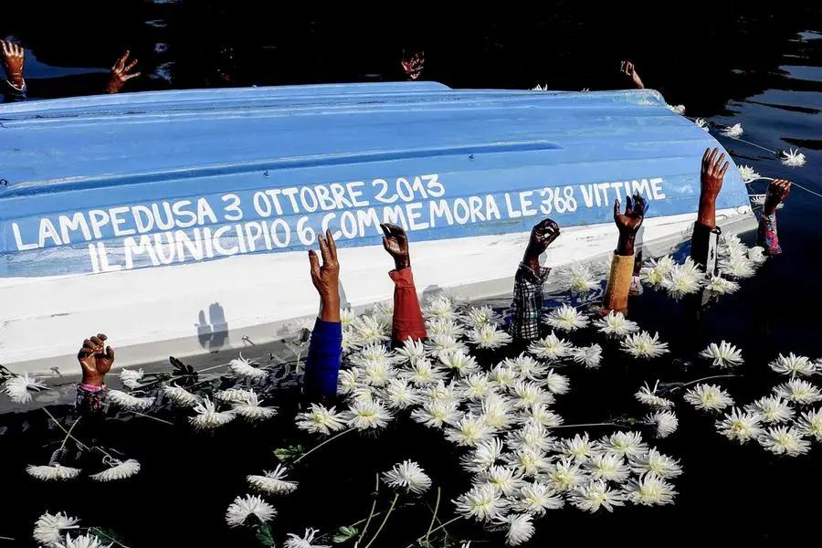 L\\'installazione in Darsena a Lampedusa per commemorare i 10 anni dalla strage , ANSA