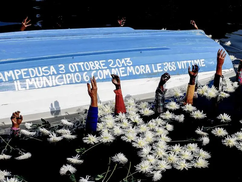 Lampedusa ricorda la strage del 2013. Zuppi: «La dignità umana non ha passaporto»