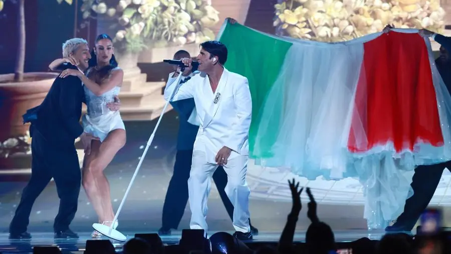 Eurovision, Sal Da Vinci conquista tutti con la sposa-tricolore: ecco perché la sua performance funziona