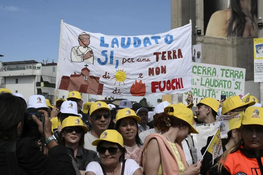 Alcuni fedeli fuori dalla cattedrale di Acerra per la visita di papa Leone XIV
