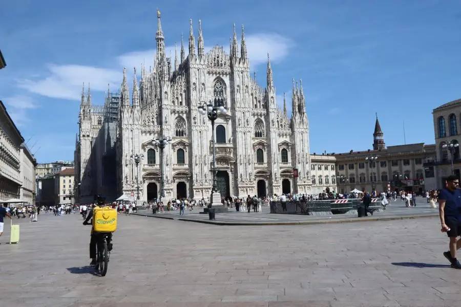 Un rider in piazza Duomo a Milano