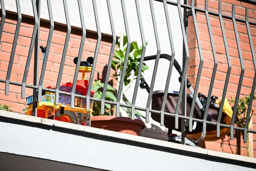 Le foto dell\\'appartamento di via Montiglio, in zona Pineta Sacchetti a Roma, dove sono stati trovati uccisi a coltellate padre, madre e la loro bimba di 6 anni, ferito il figlio pi\\u00F9 grande della coppia trasportato in ospedale, le vittime sono originarie del Bangladesh. , ANSA