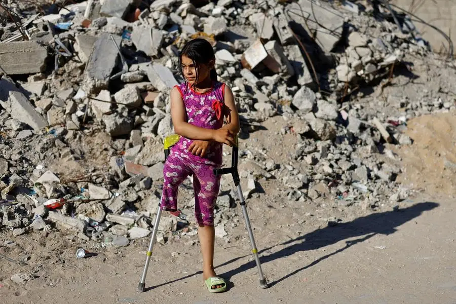 Meral Al-Babili, 8 anni, ha perso il piede destro dopo essere rimasta ferita in un attacco israeliano a Nuseirat, nella Striscia centrale di Gaza, costato la vita alla madre e alla nonna