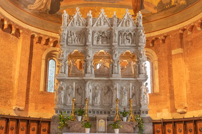 L\\'arca in cui \\u00E8 sepolto Sant\\'Agostino nella Basilica di San Pietro in Ciel d\\'Oro a Pavia , Getty Images/iStock
