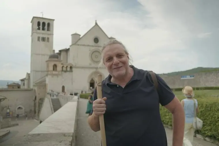 Alessandro Sortino, 56 anni, davanti alla basilica di Assisi durante la registrazione della docuserie Francesco per davvero. , da ufficio stampa TV2000