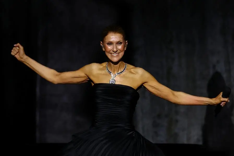La cantante canadese Celine Dion sul palco durante il concerto alla Plenitude Arena (La Defense distretto di Nanterre) alle porte di Parigi. , REUTERS