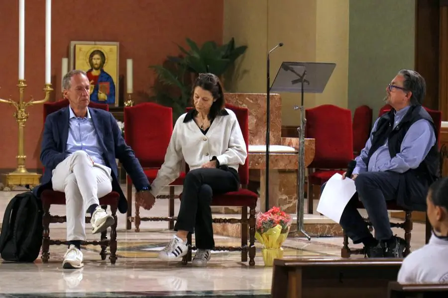 I genitori di Chiara Costanzo ricordano la figlia in un incontro organizzato dall\\u2019Opera don Orione di Milano, all\\'interno della manifestazione O\\'rione in Festa, nel ricordo della canonizzazione del santo fondatore. Da sinistra: Andrea Costanzo, Giovanna Lanella e Davide Gandini, insegnante e scrittore, che ha condotto l\\'incontro (foto Luciano Alippi)