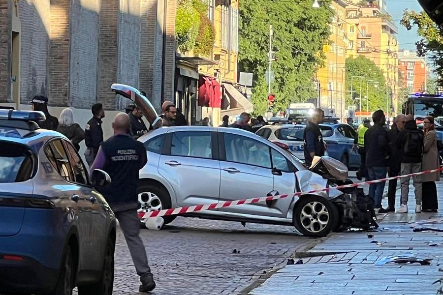 Terror in the center of Modena: a car at breakneck speed runs over pedestrians and injures eight people Terror in the center of Modena: a car at breakneck speed runs over pedestrians and injures eight people