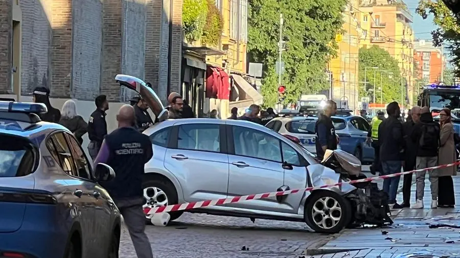 Terrore nel centro di Modena: un’auto a velocità folle travolge i pedoni e ferisce otto persone