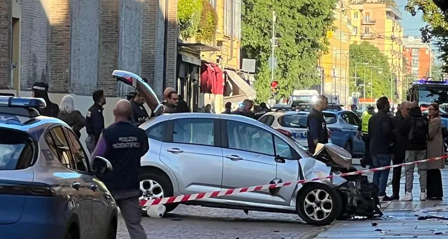 Terrore nel centro di Modena: un’auto a velocità folle travolge i pedoni e ferisce otto persone