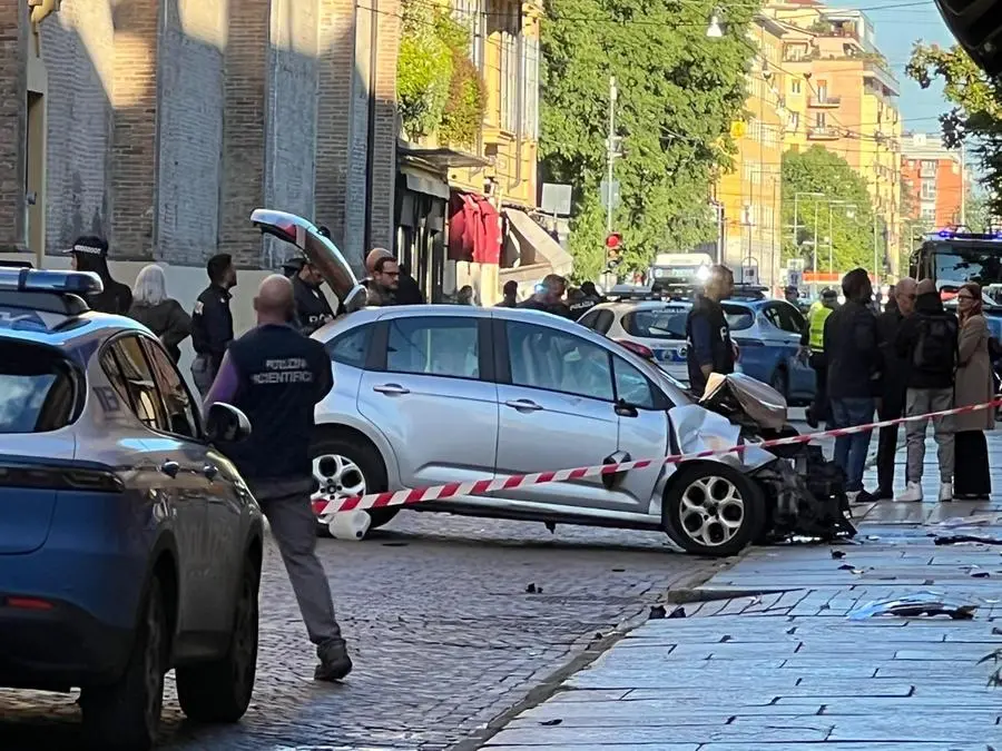 Terrore nel centro di Modena: un’auto a velocità folle travolge i pedoni e ferisce otto persone