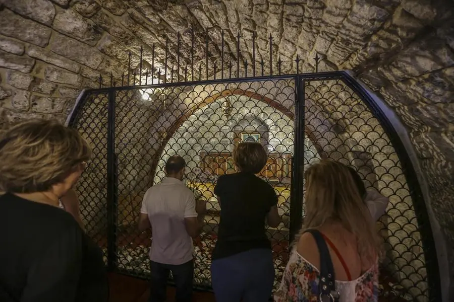 Fedeli in preghiera davanti alla tomba di San Charbel Makhlouf