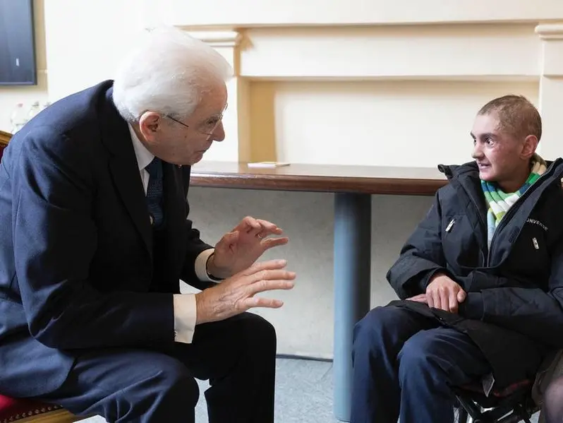 Un ragazzino malato esprime il desiderio di conoscere il presidente Mattarella: le immagini del commovente incontro