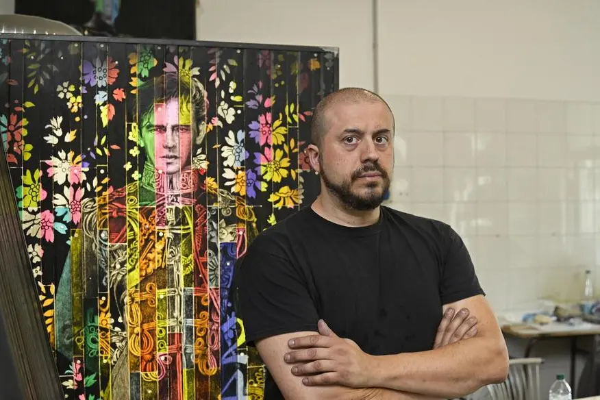 Andrea Mastrovito, autore dell\\'Agnus Dei, l\\'opera che sar\\u00E0 incastonata nella croce sulla guglia dedicata a Ges\\u00F9 della Sagrada Familia Barcellona , LaPresse