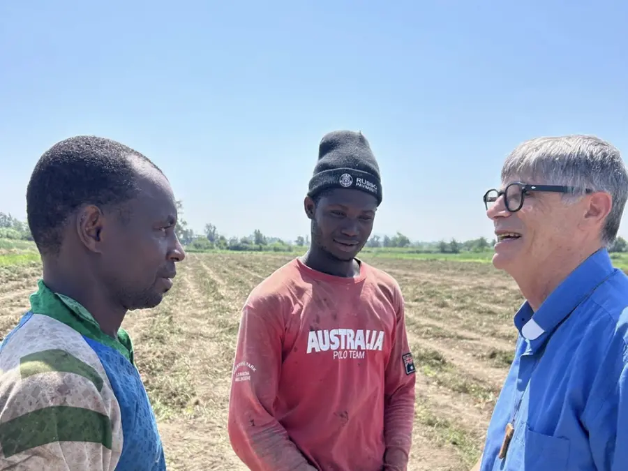 Don Patriciello: nei campi del pomodoro dove la dignità vince sul caporalato