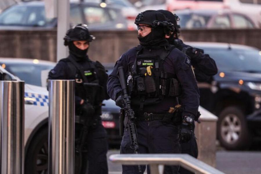 Sydney in shock: shooting on Bondi Beach during Jewish event, two suspects arrested