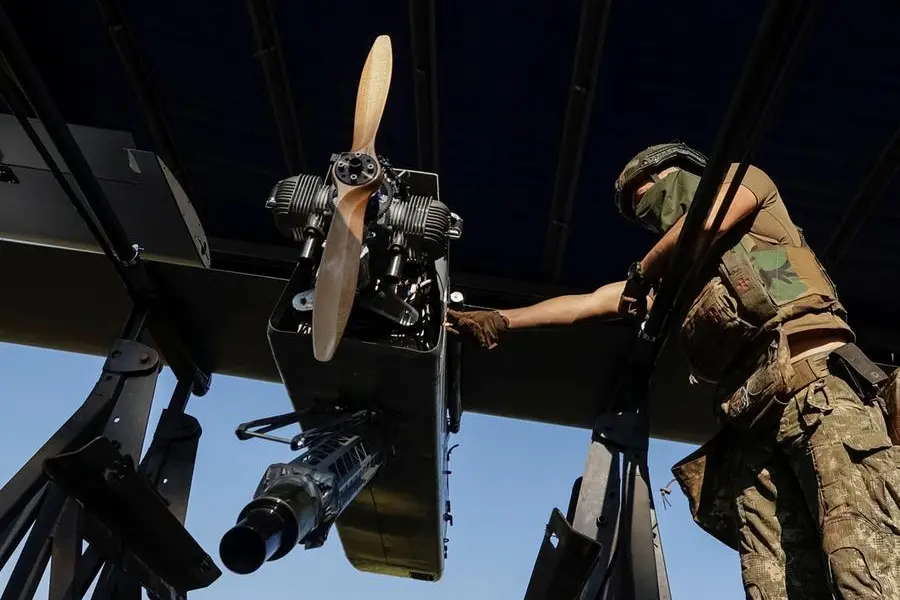 Un soldato ucraino prepara un drone per il lancio contro le truppe russe sul fronte di Kharkiv.