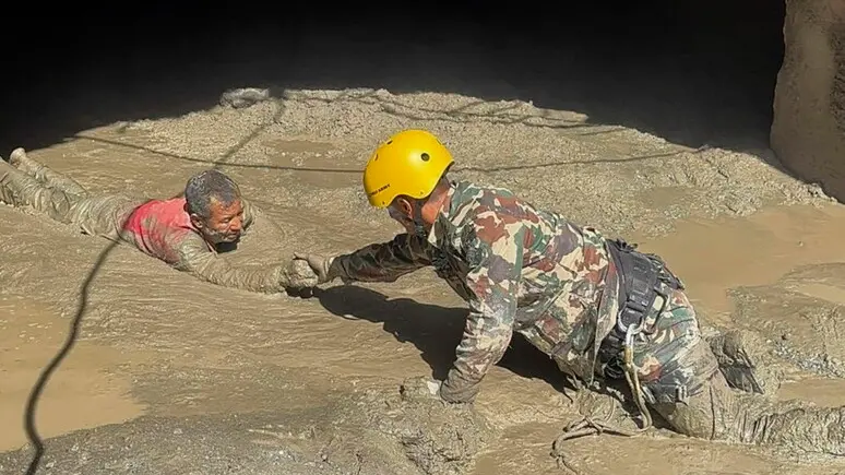 Tra i fiumi in piena del Tibet e del Nepal, la voce di un Papa che dall’Angelus non abbandona nessuno