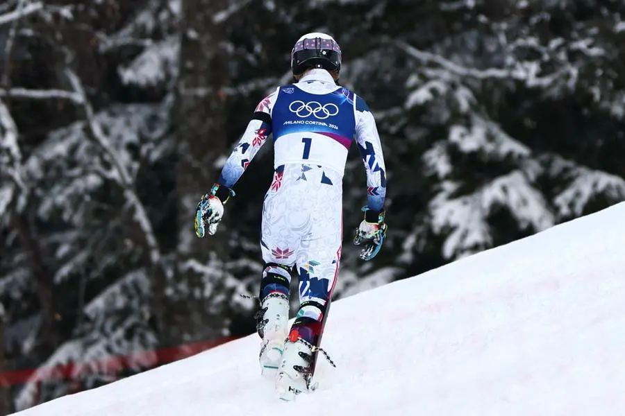 Il norvegese Atle McGrath ha appena perso la chance di una medaglia: lascia la pista da sci e si rifugia in un bosco (foto EPA)