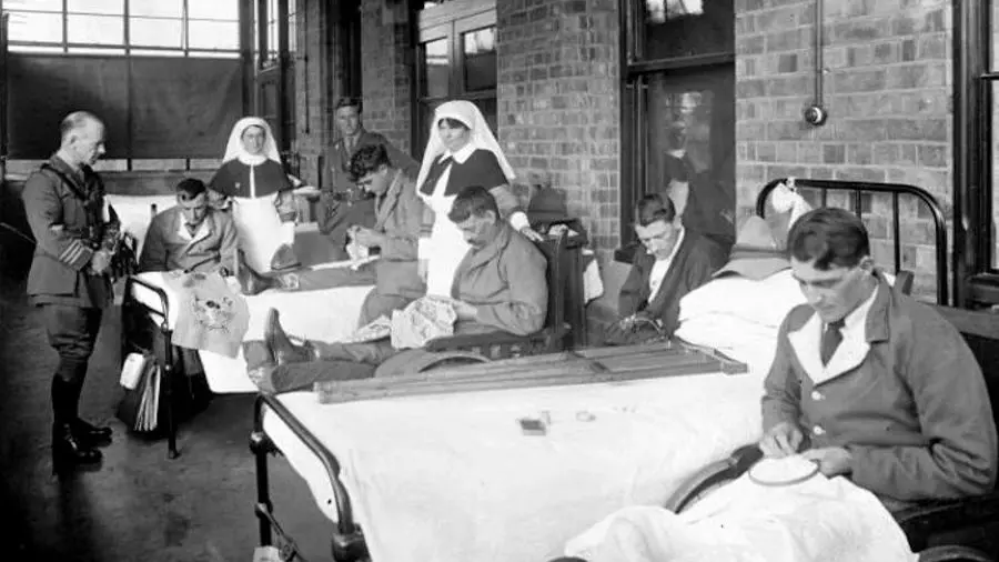 Soldati con ago e filo per superare lo stress post traumatico