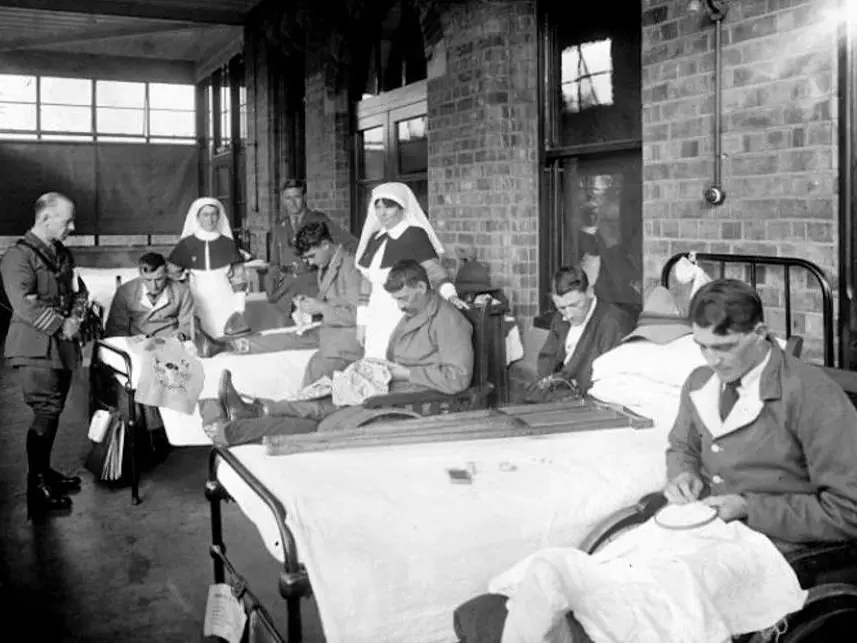 Soldati con ago e filo per superare lo stress post traumatico