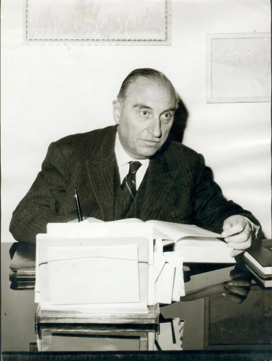 Il medico Giovanni Borromeo al lavoro nel suo studio nel 1960