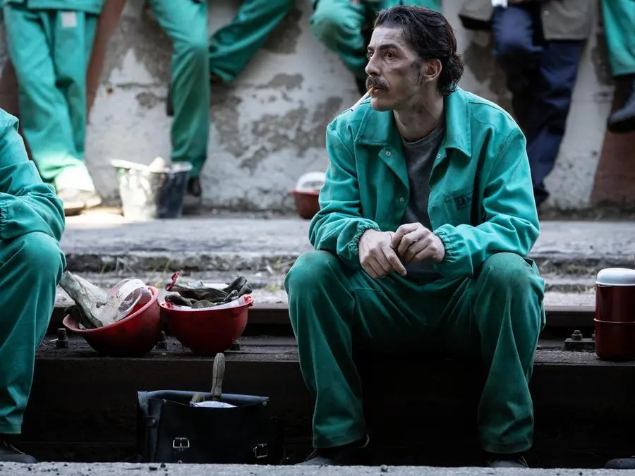 Una foto di scena di 'Palazzina Laf', di e con Michele Riondino, Roma.