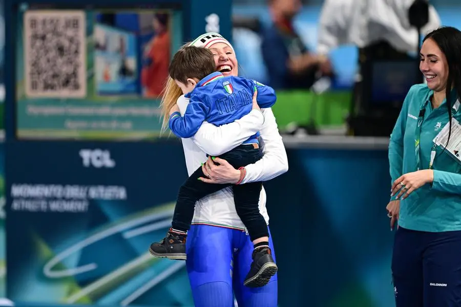 Francesca Lollobrigida con il figlio Tommaso dopo la gara di pattinaggio di velocit\\u00E0 femminile 3000 m il 7 febbraio , IPA