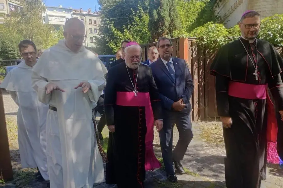 L'arcivescovo Gallagher con il nunzio apostolico in Ucraina Visvaldas Kulbokas e il vicario provinciale dei domenicani in Ucraina padre Jaroslaw Krawiec.