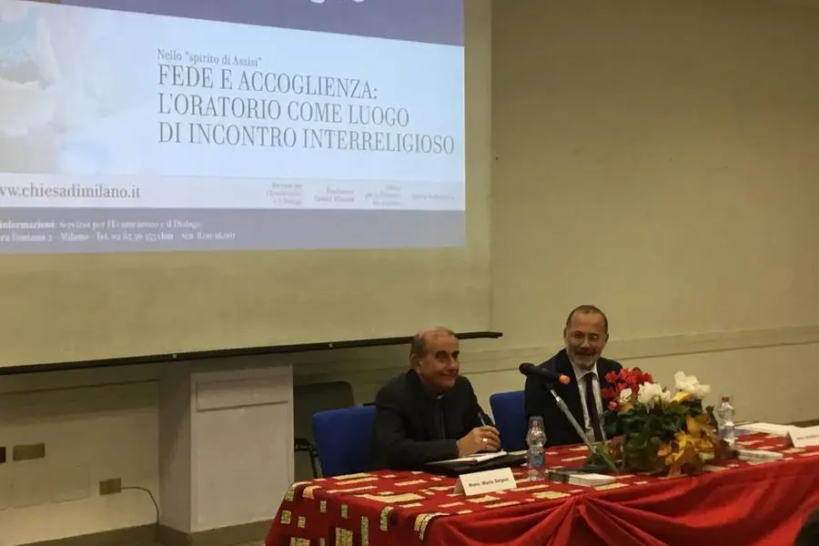 L\\'arcivescovo di Milano Mario Delpini e l\\'imam Izzeddin Elzir, delegato al dialogo interreligioso dell\\u2019Unione delle Comunit\\u00E0 Islamiche in Italia (UCOI) durante il convegno