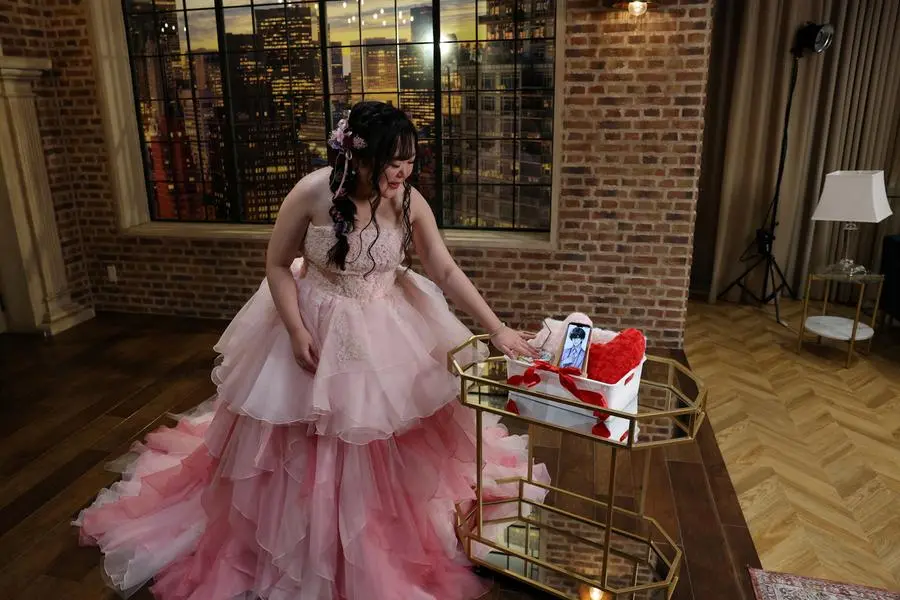 Yurina Noguchi, 32 anni, tocca la fede nuziale di Klaus, il suo partner creato con l\\'Intelligenza artificiale , REUTERS