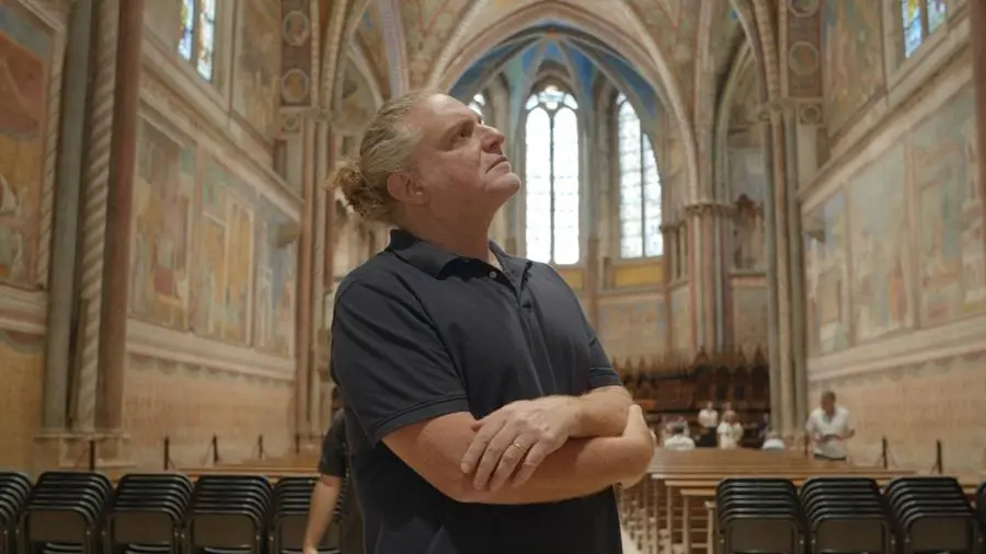 Alessandro Sortino ammira gli affreschi di Giotto nella basilica superiore di Assisi. Dal 2000 al 2008 ha lavorato per Mediaset come inviato delle Iene. Dal 2014 è a Tv2000.