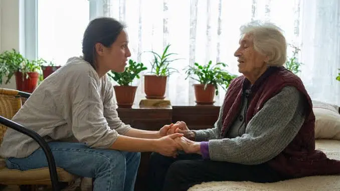 «Non sei più solo»: il Veneto approva la legge che salva i caregiver isolati