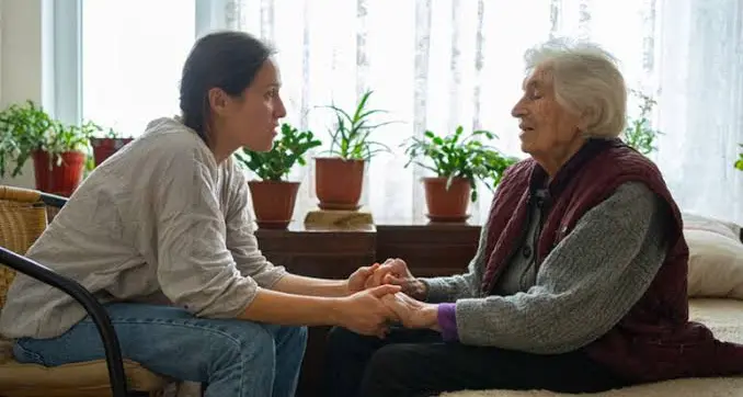 «Non sei più solo»: il Veneto approva la legge che salva i caregiver isolati