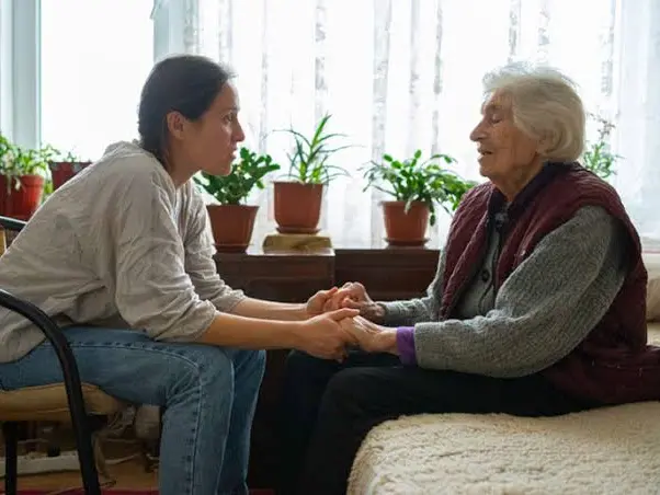 «Non sei più solo»: il Veneto approva la legge che salva i caregiver isolati