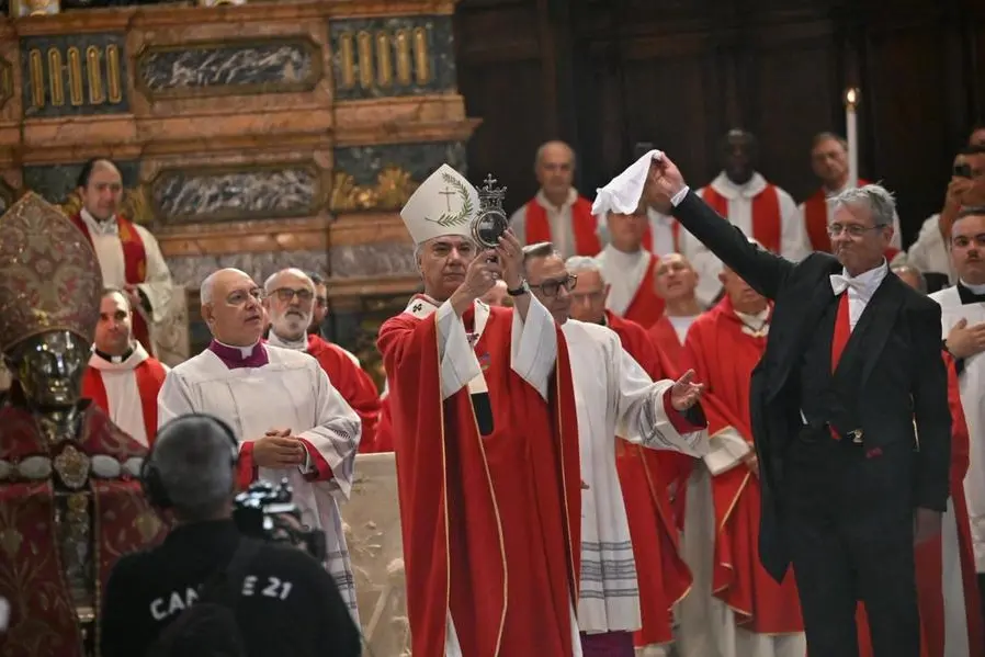 Un momento del miracolo di San Gennaro nel Duomo di Napoli il 19 settembre 2025 con l'arcivescovo, il cardinale Mimmo Battaglia