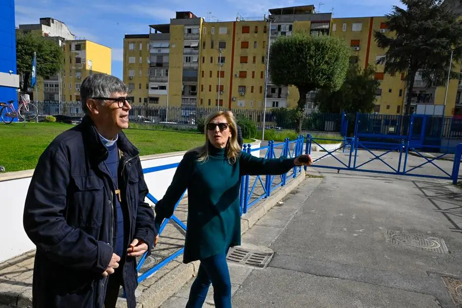 La preside Eugenia Carfora, a capo dell'istituto Morano di Caivano dove tre ragazzini sono stati sorpresi a scuola con i coltelli, con don Maurizio Patriciello parroco del Parco verde dove ha sede l'istituto 20 ottobre 2025 ANSA / CIRO FUSCO